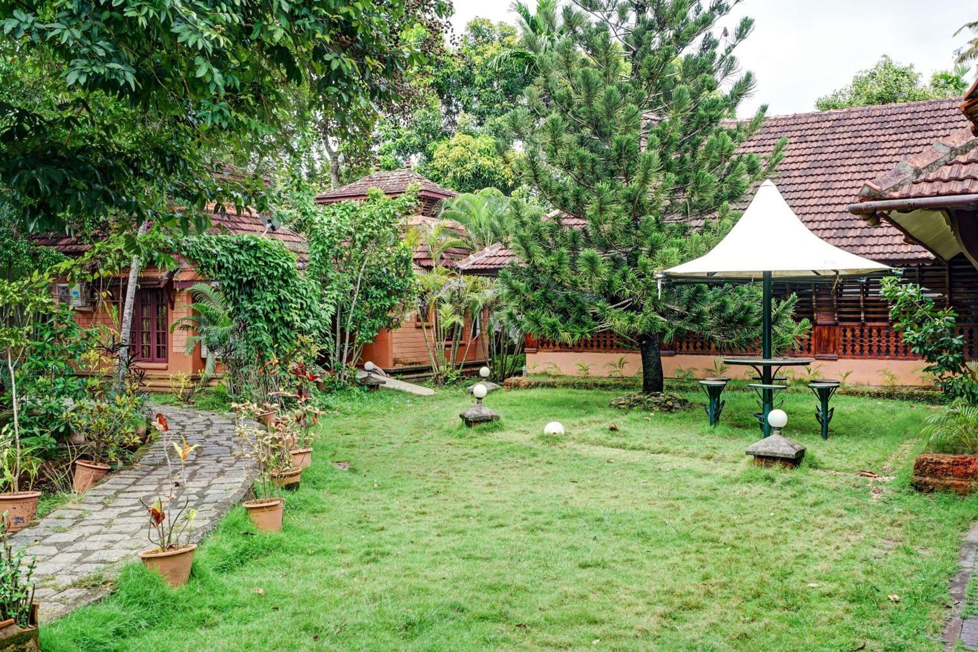 Palette - Pagoda Resorts Alappuzha Buitenkant foto